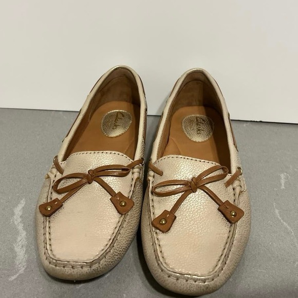 CLARKS ARTISAN Women’s Sz 6.5 Gold Metallic Leather Driving Loafers - Picture 1 of 10